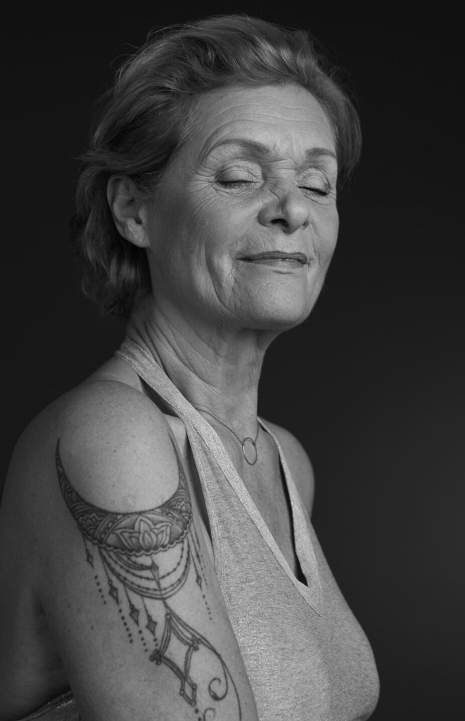 Lisa, entdeckt im Alter von Siebzig Jahren die Liebe zu Tatoos. Ihr neuestes Tatoo sind die Namen ihrer Enkelkinder.