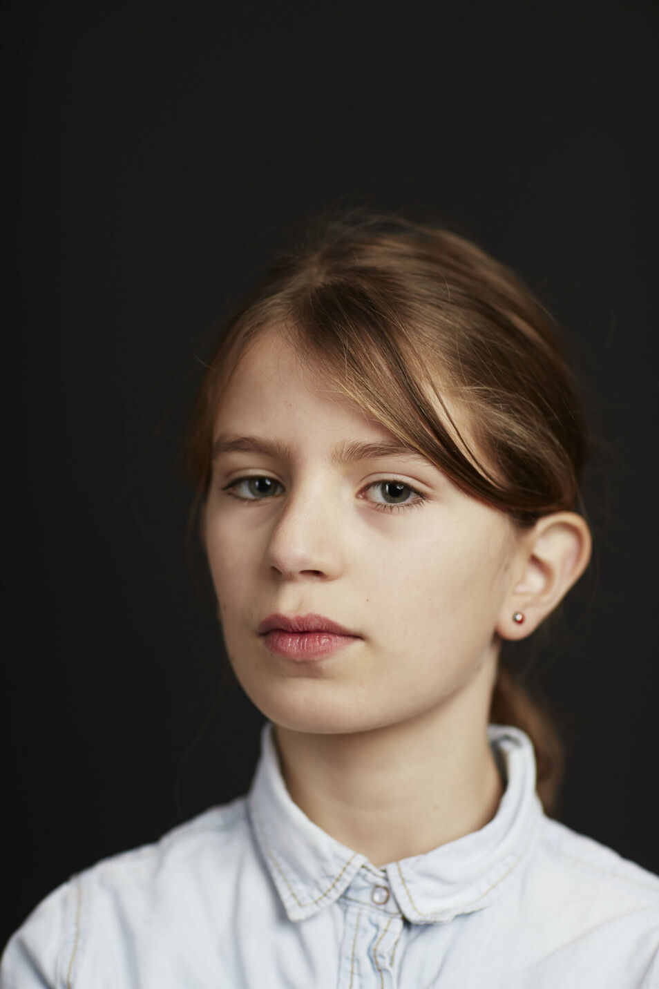 Das Mädchen Elaine im Porträt im Fotosalon.