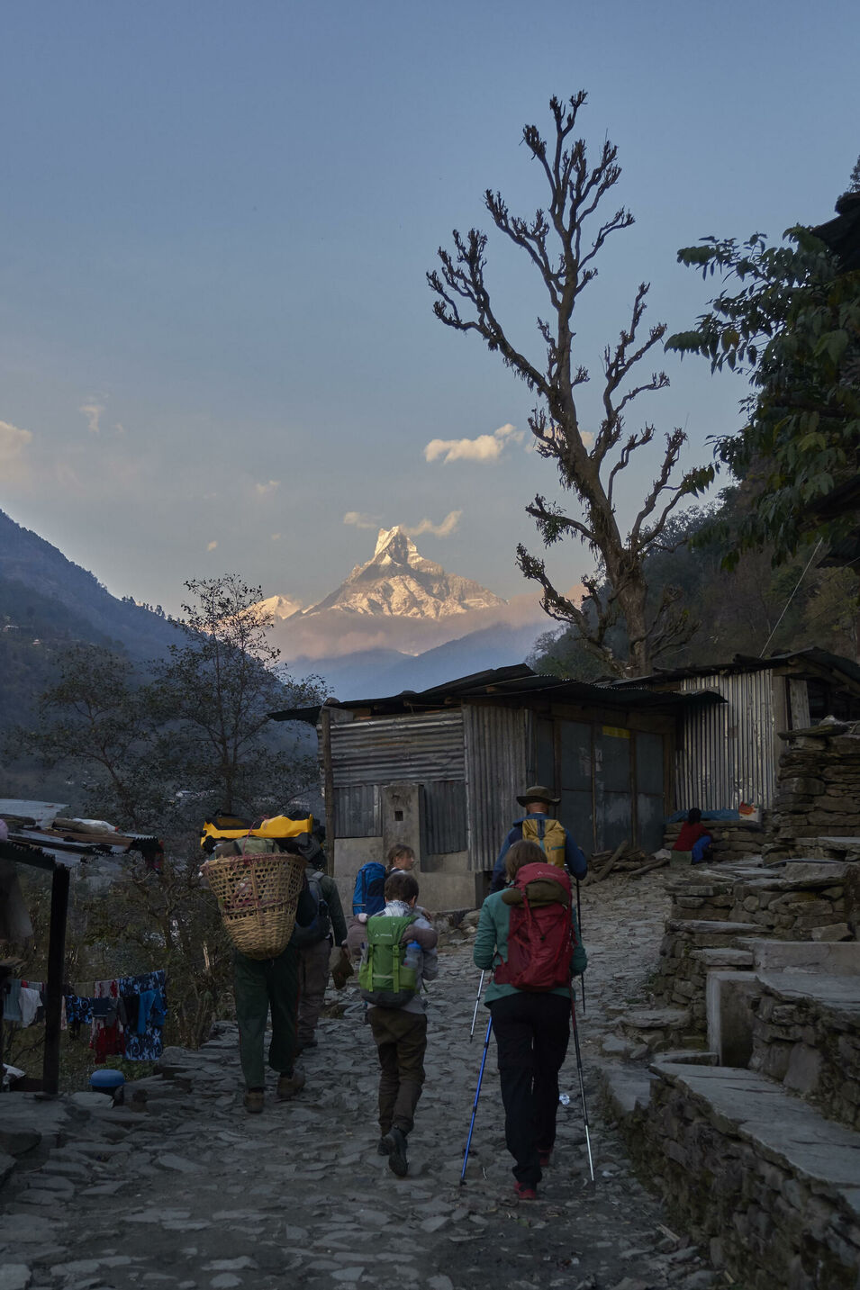 Himalaya Riesen kann man mittlerweile auch mit Kindern erleben. Mit Hilfe eines Netzes von komfortablen Lodges und eines uralten Wegnetzes. Eine Reisereportage mit einer Patchworkfamilie.