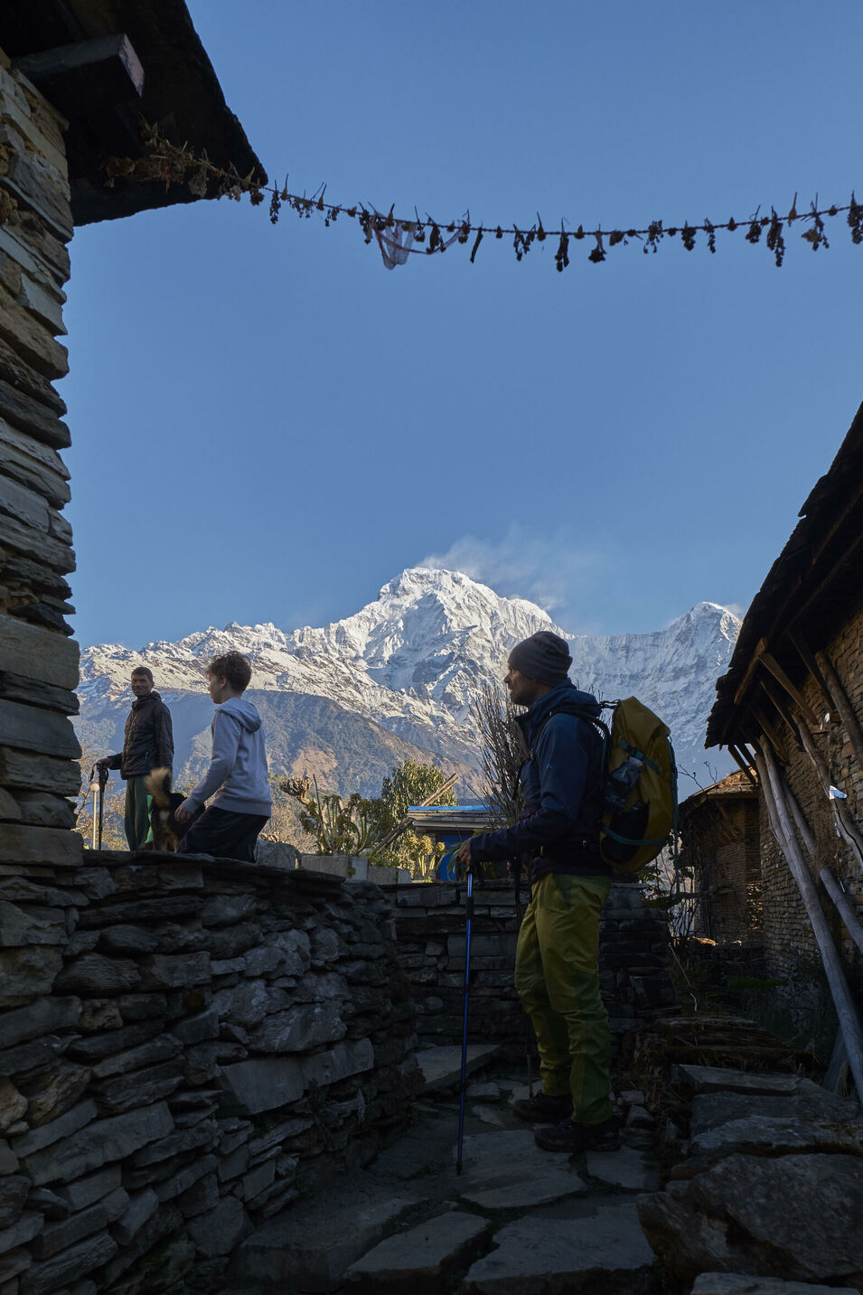 Himalaya Riesen kann man mittlerweile auch mit Kindern erleben. Mit Hilfe eines Netzes von komfortablen Lodges und eines uralten Wegnetzes. Eine Reisereportage mit einer Patchworkfamilie.