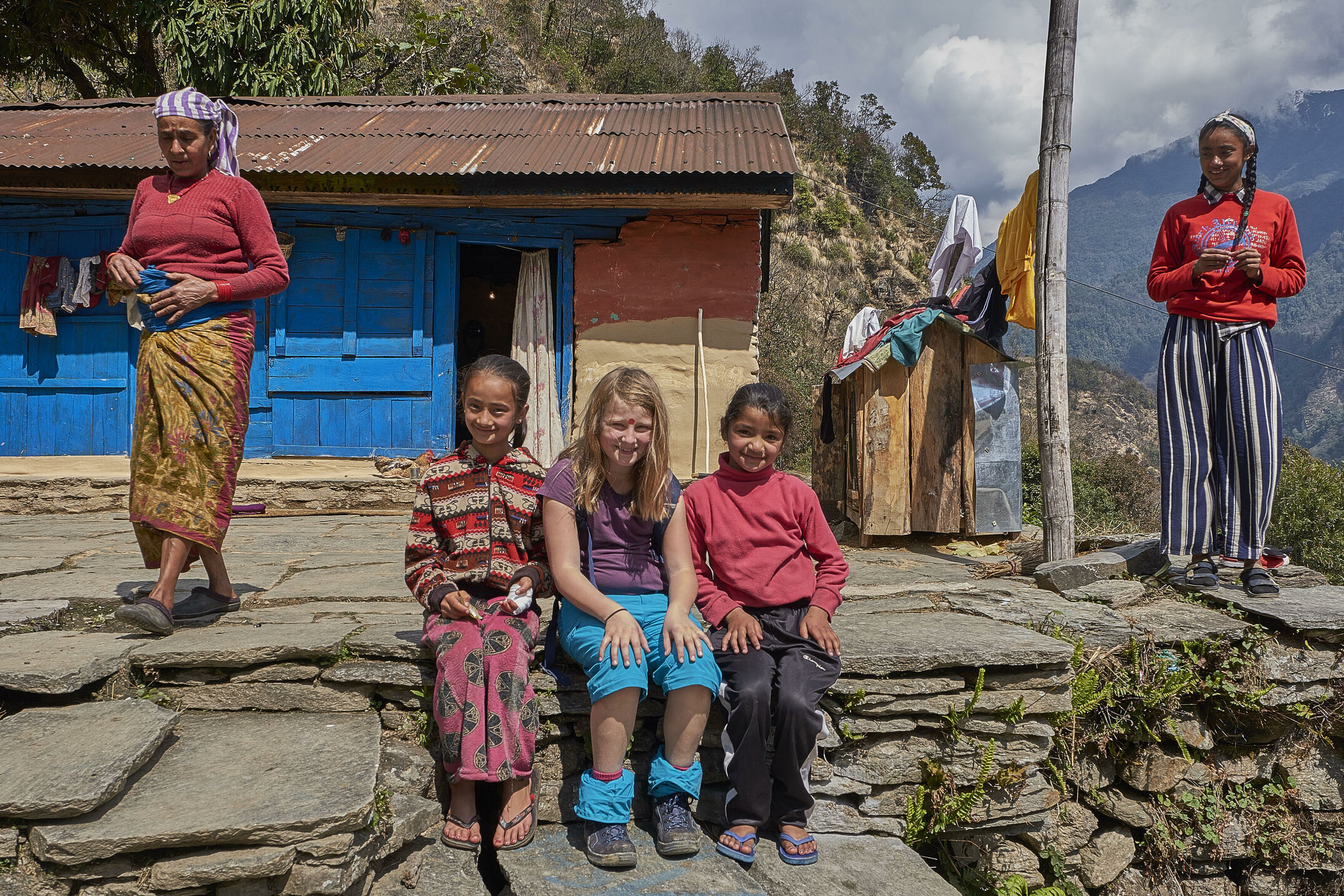 Himalaya Riesen kann man mittlerweile auch mit Kindern erleben. Mit Hilfe eines Netzes von komfortablen Lodges und eines uralten Wegnetzes. Eine Reisereportage mit einer Patchworkfamilie.
