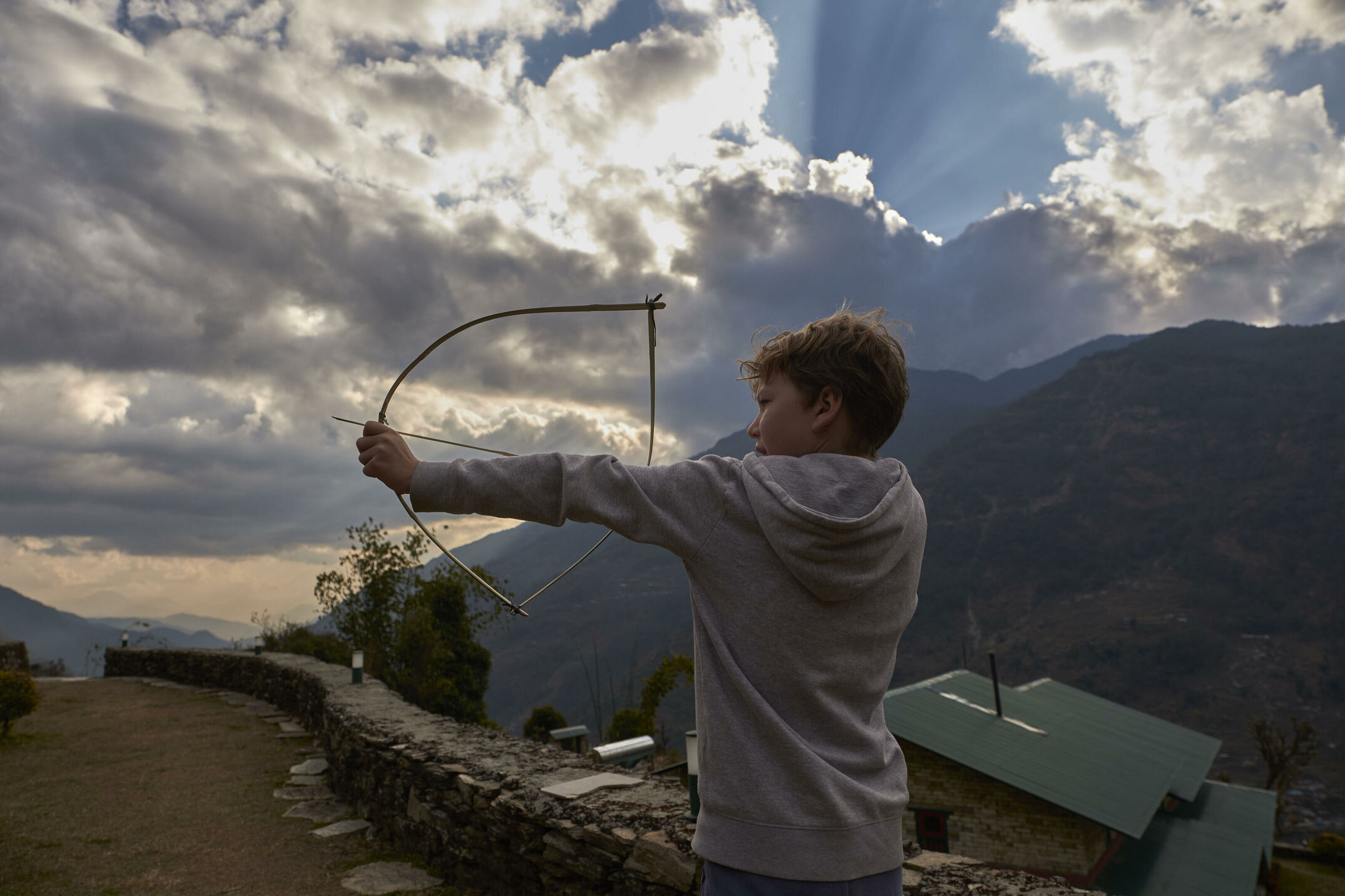 Himalaya Riesen kann man mittlerweile auch mit Kindern erleben. Mit Hilfe eines Netzes von komfortablen Lodges und eines uralten Wegnetzes. Eine Reisereportage mit einer Patchworkfamilie.
