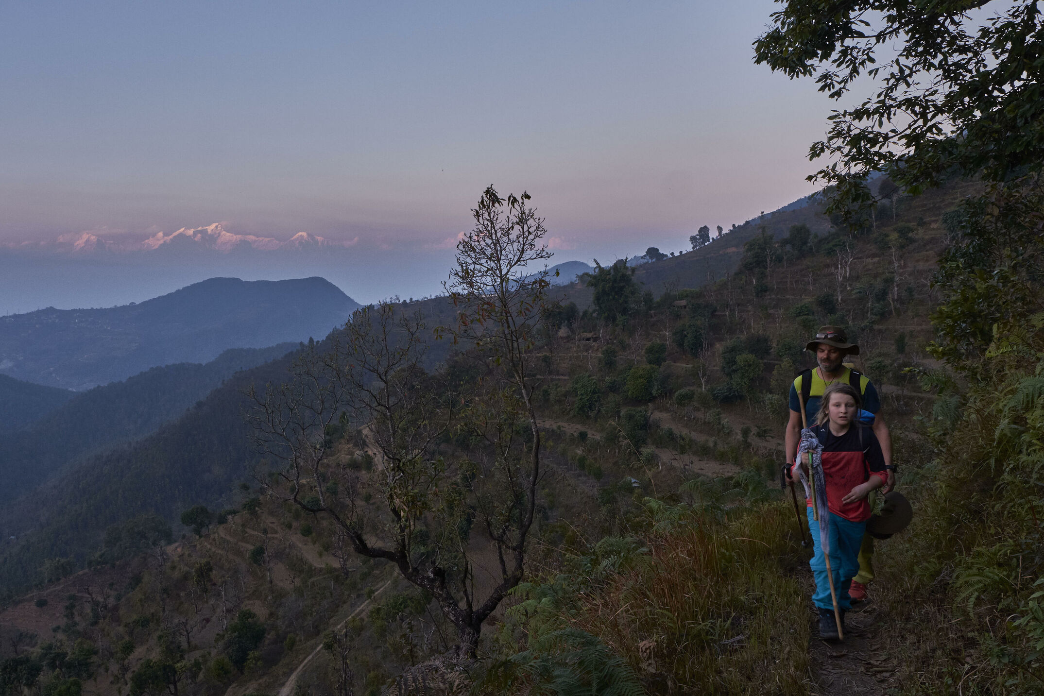 Himalaya Riesen kann man mittlerweile auch mit Kindern erleben. Mit Hilfe eines Netzes von komfortablen Lodges und eines uralten Wegnetzes. Eine Reisereportage mit einer Patchworkfamilie.