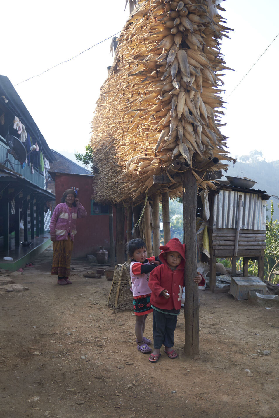 Himalaya Riesen kann man mittlerweile auch mit Kindern erleben. Mit Hilfe eines Netzes von komfortablen Lodges und eines uralten Wegnetzes. Eine Reisereportage mit einer Patchworkfamilie.