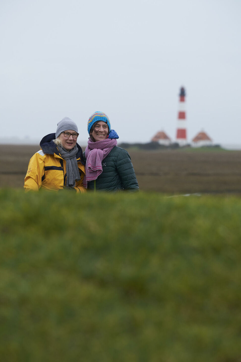 Urlaub im Winter an der Nordsee. Zwischenstopp am Leuchtturm in Westerheversand. Der Leuchtturm erhebt sich über dem Marschland.