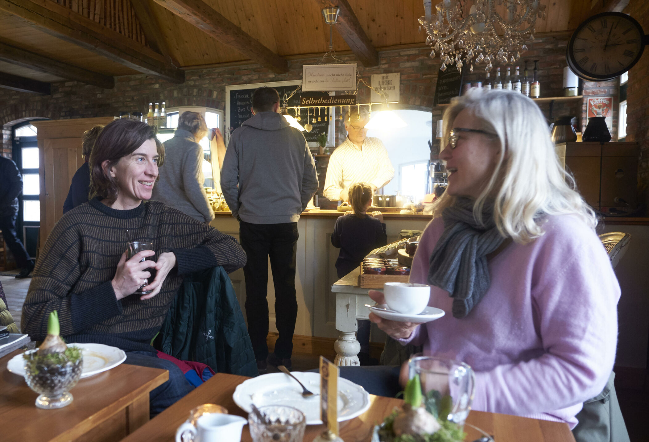 Bei Eier-Kaffee-Likör und Sahne und dicken Torten im Cafe Kroog.
