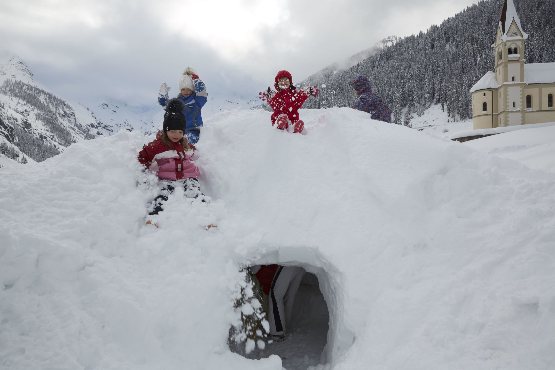 Im Südtiroler Vinschgau liegt der Ort Trafoi, wo im Winter der Pass über das Stilfser Joch endet. Dort liegt das Hotel Belvedere von Familie Thöni.