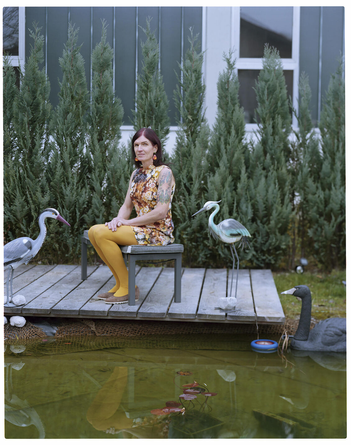 Bilderserie zum Thema Transgender und die Geschlechterrolle.Intensive und ansprechend Porträts mit Großbildkamera auf 4x5 inch Farbnegativfilm. Auseinandersetzung mit der Geschlechterfrage und vor allem dem Menschen dahinter. Transmenschen sind nicht in dem Geschlecht geboren, indem sie sich zu Hause und richtig fühlen. Ich bewundere den Mut den steinigen und schwierigen Weg in ein neues richtiges Leben zu gehen. Ich sehe den Menschen ohne Zuordnung.