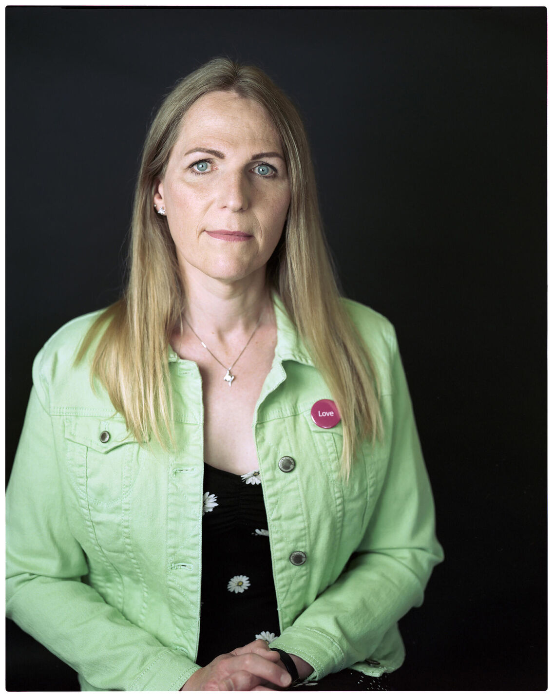 Bilderserie zum Thema Transgender und die Geschlechterrolle.Intensive und ansprechend Porträts mit Großbildkamera auf 4x5 inch Farbnegativfilm. Auseinandersetzung mit der Geschlechterfrage und vor allem dem Menschen dahinter. Transmenschen sind nicht in dem Geschlecht geboren, indem sie sich zu Hause und richtig fühlen. Ich bewundere den Mut den steinigen und schwierigen Weg in ein neues richtiges Leben zu gehen. Ich sehe den Menschen ohne Zuordnung.