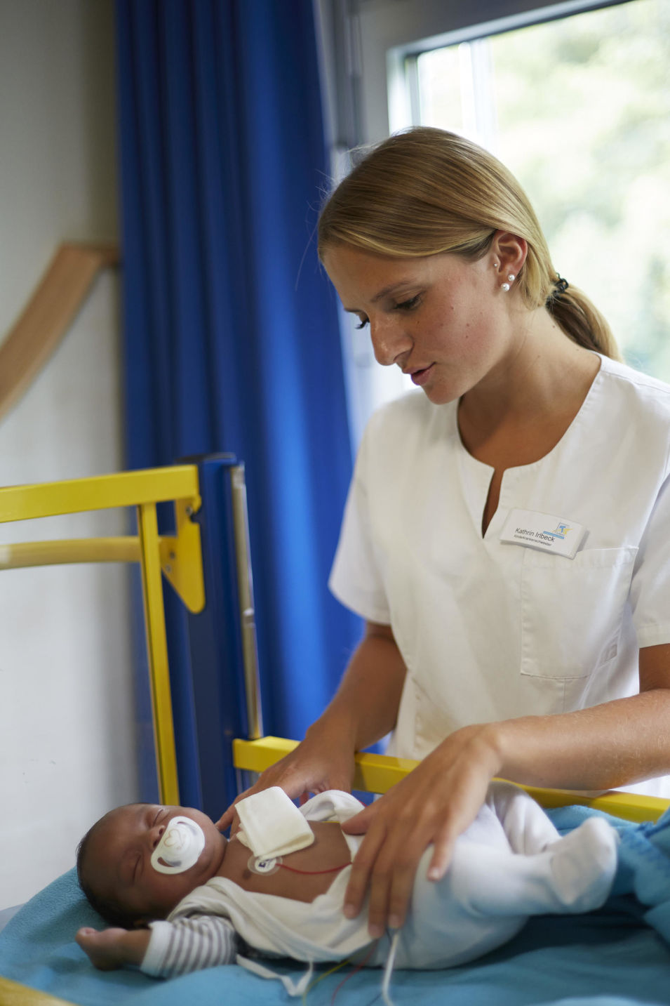 Kinderkrankenschwester Katrin Irlbeck mit einem Herzlavendelwickel für den fünf Wochen alten Jermaine