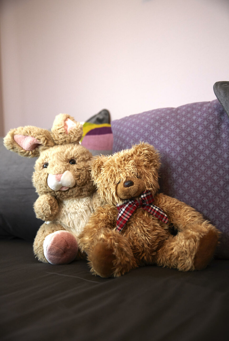 Porträt einer Frau, die ihre Familie durch einen Verkehrsunfall verloren hat. Für das Magazin Chrismon. Kuscheltiere der Kinder.