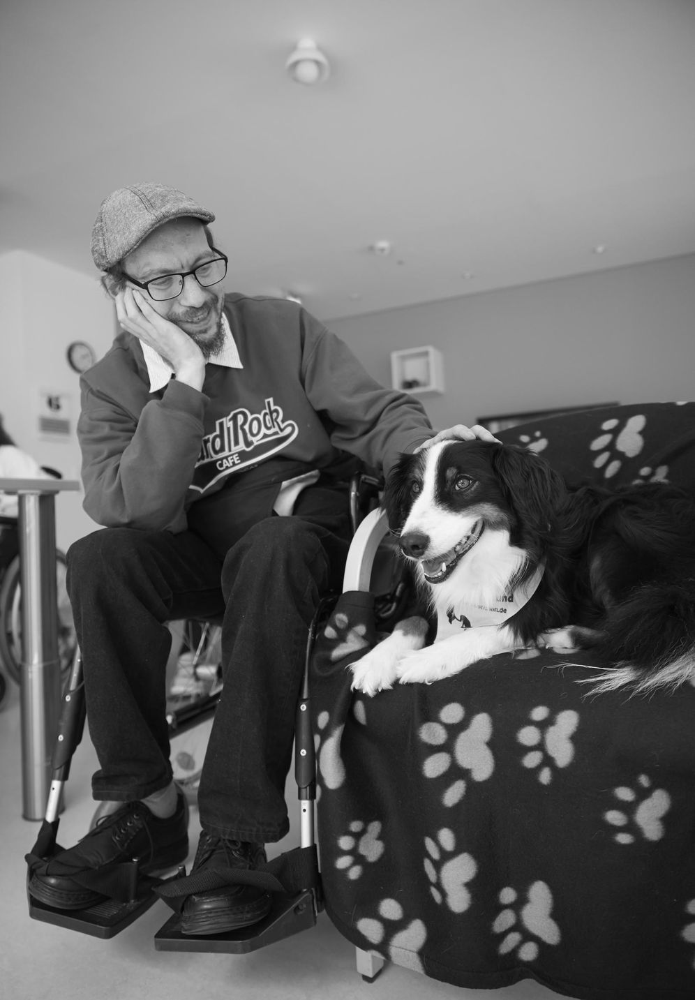 Therapiehund Emil bei der Arbeit in einem Pflegeheim in München, fotografiert für BISS, Bürger in sozialen Schwierigkeiten.