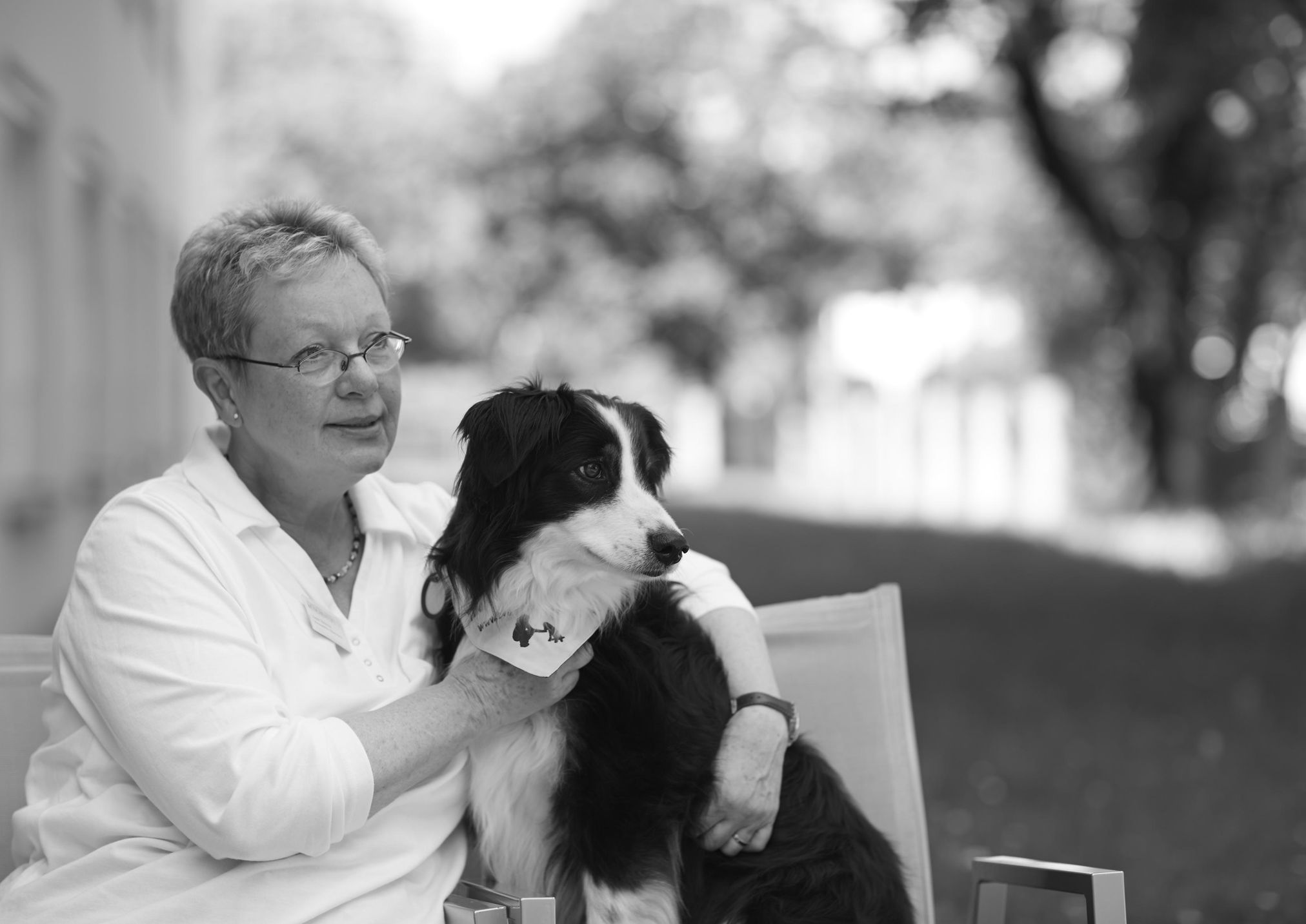 Therapiehund Emil bei der Arbeit in einem Pflegeheim in München, fotografiert für BISS, Bürger in sozialen Schwierigkeiten.
