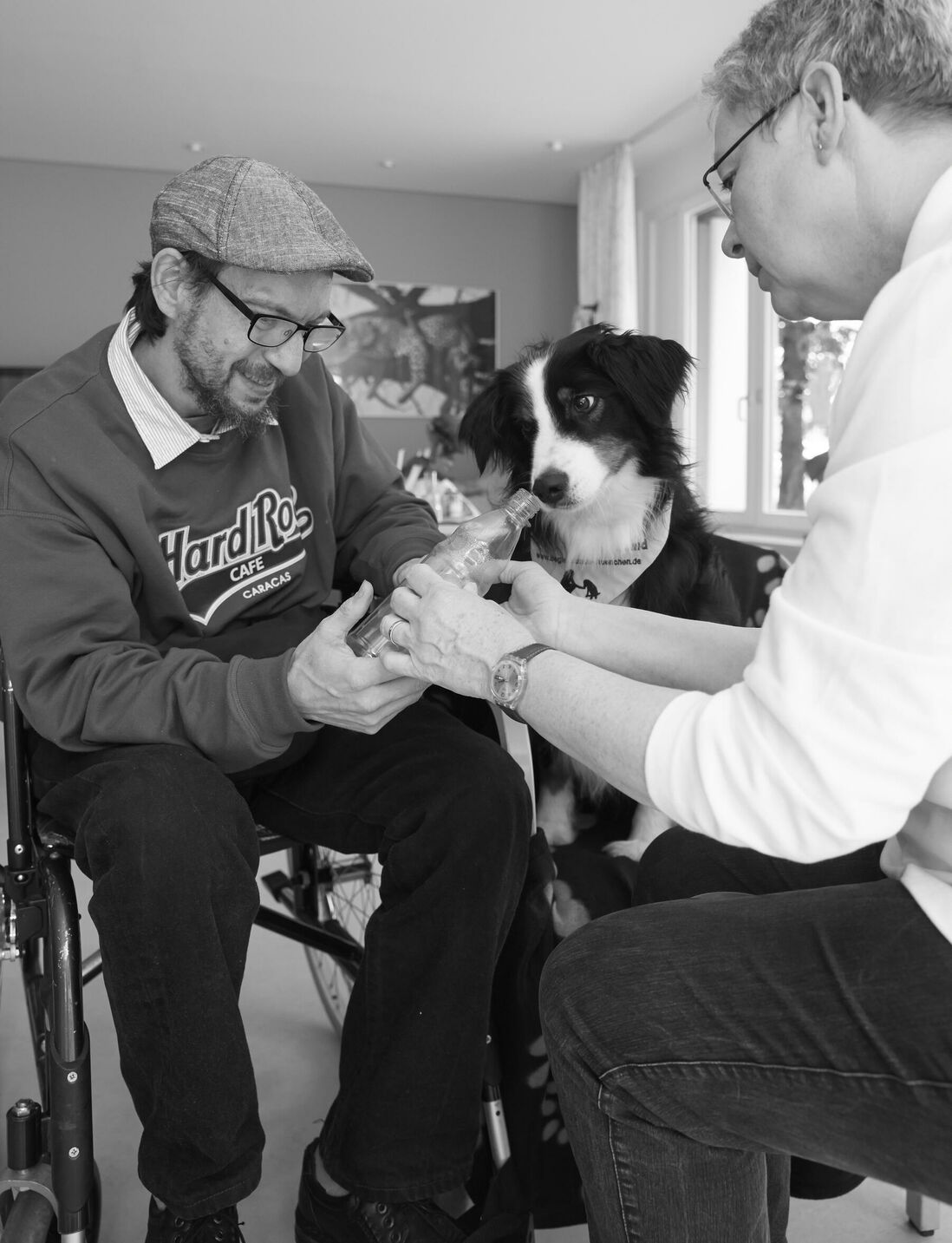 Therapiehund Emil bei der Arbeit in einem Pflegeheim in München, fotografiert für BISS, Bürger in sozialen Schwierigkeiten.