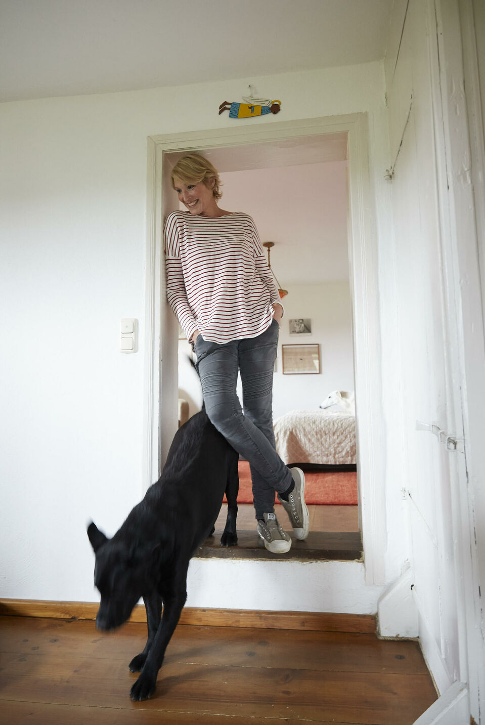 Zu Besuch bei der Autorin Katharina von der Leyen auf ihrem Hof in Niederbayern, wo sie mit ihren vielen Hunden und anderen Haustieren lebt.