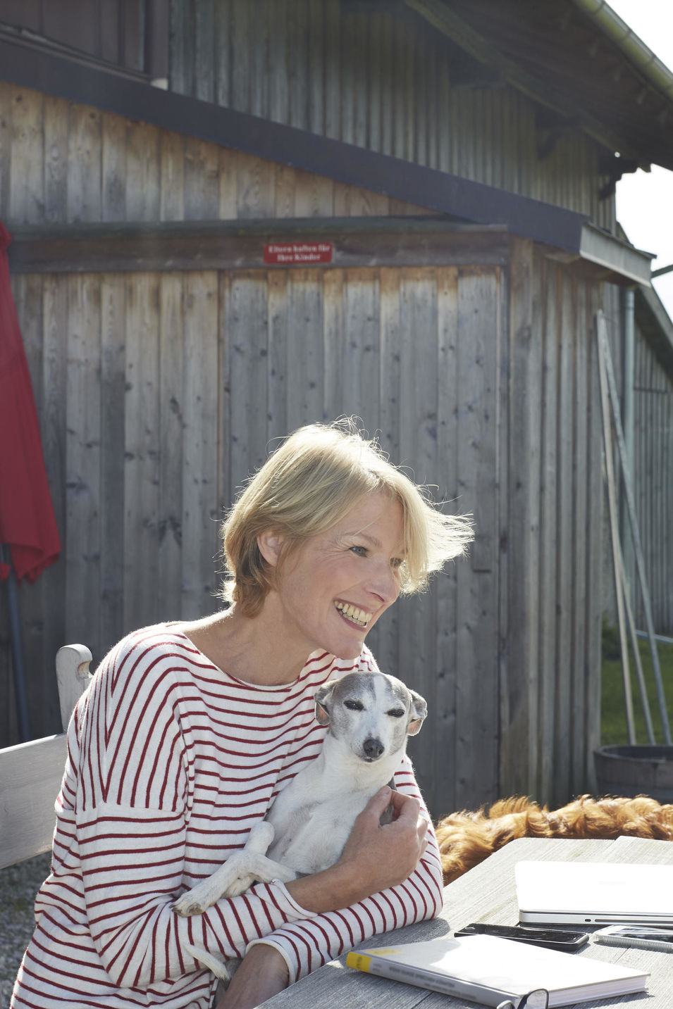 Zu Besuch bei der Autorin Katharina von der Leyen auf ihrem Hof in Niederbayern, wo sie mit ihren vielen Hunden und anderen Haustieren lebt.