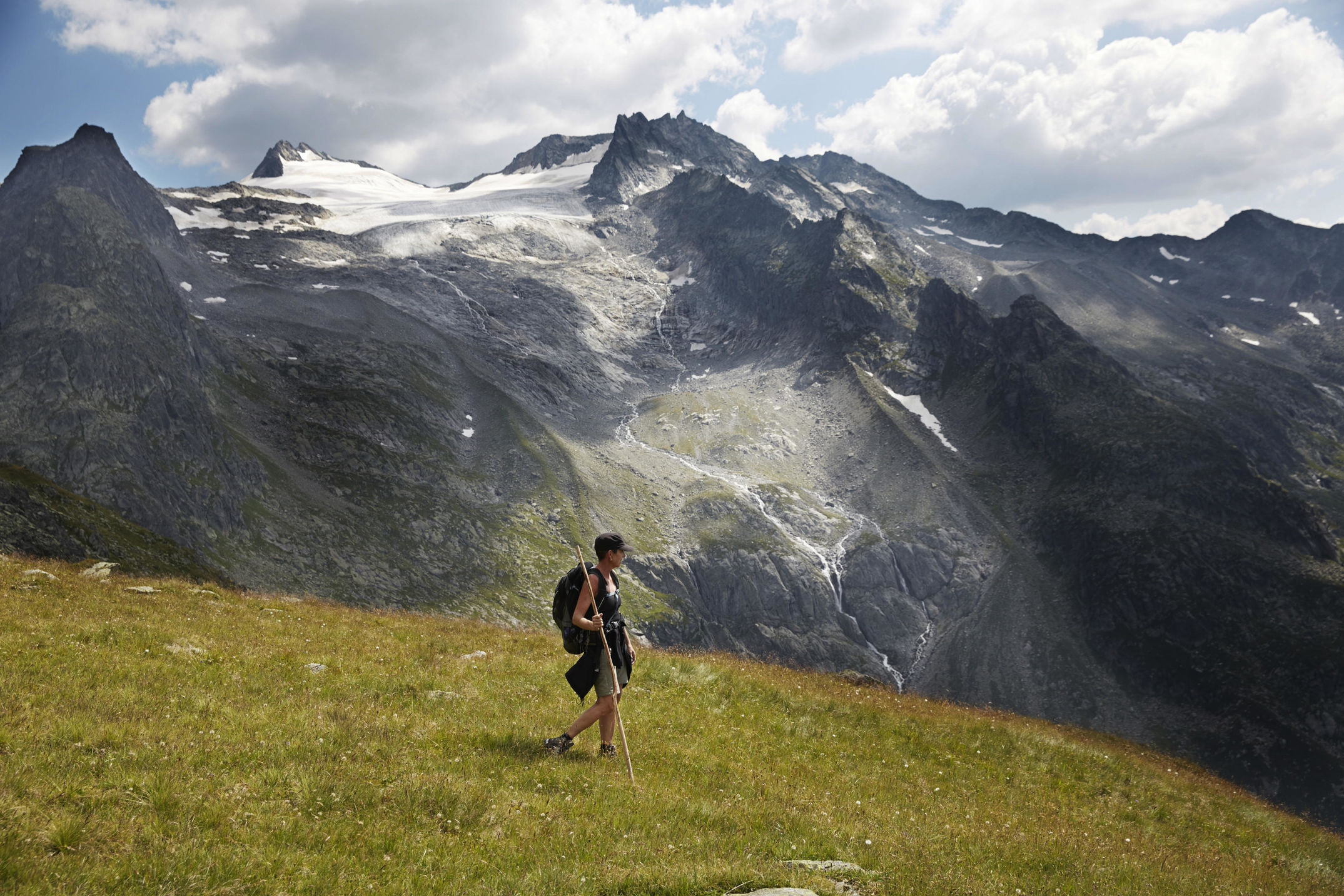 Ziegen in hochalpinem Gelände in Graubünden, Schweiz. Eine Reportage über das einfache, harte, aber schöne Leben als Ziegenhirtin auf Zeit.