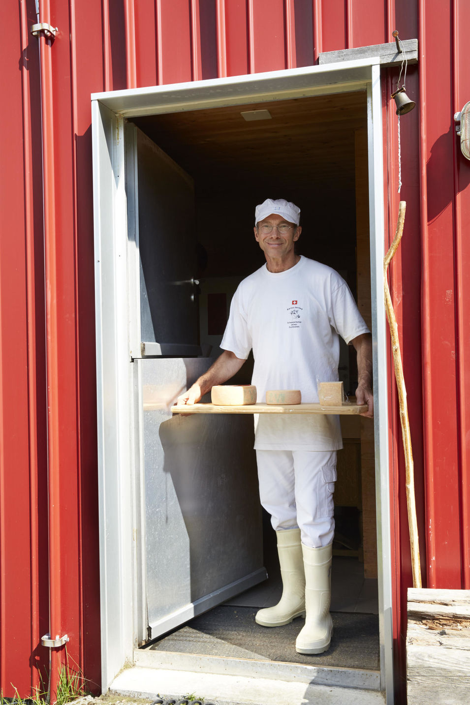 Ziegen in hochalpinem Gelände in Graubünden, Schweiz. Eine Reportage über das einfache, harte, aber schöne Leben als Ziegenhirtin auf Zeit.