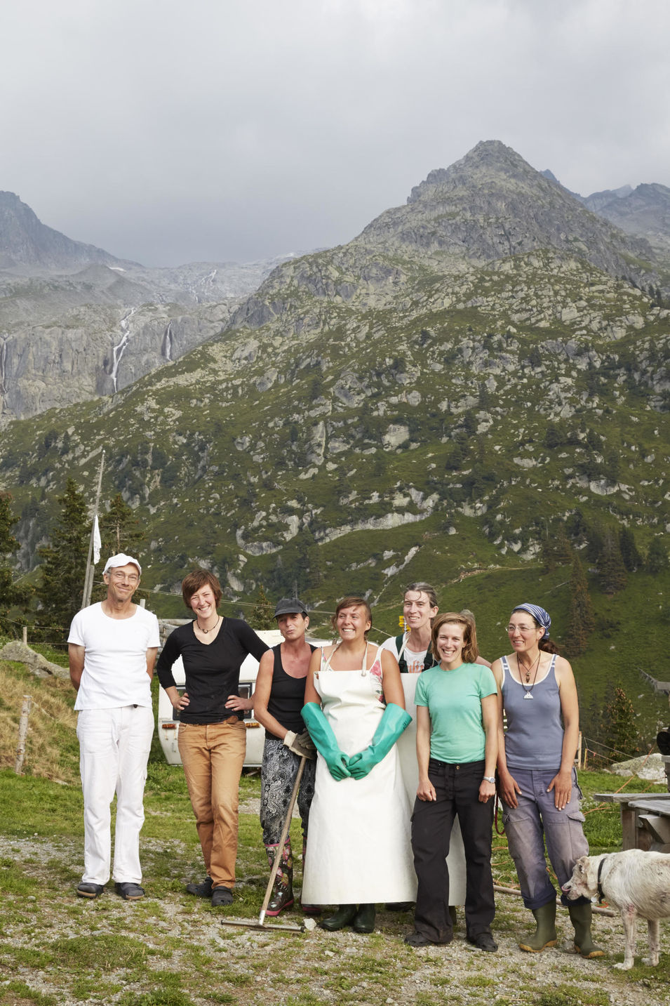 Ziegen in hochalpinem Gelände in Graubünden, Schweiz. Eine Reportage über das einfache, harte, aber schöne Leben als Ziegenhirtin auf Zeit.