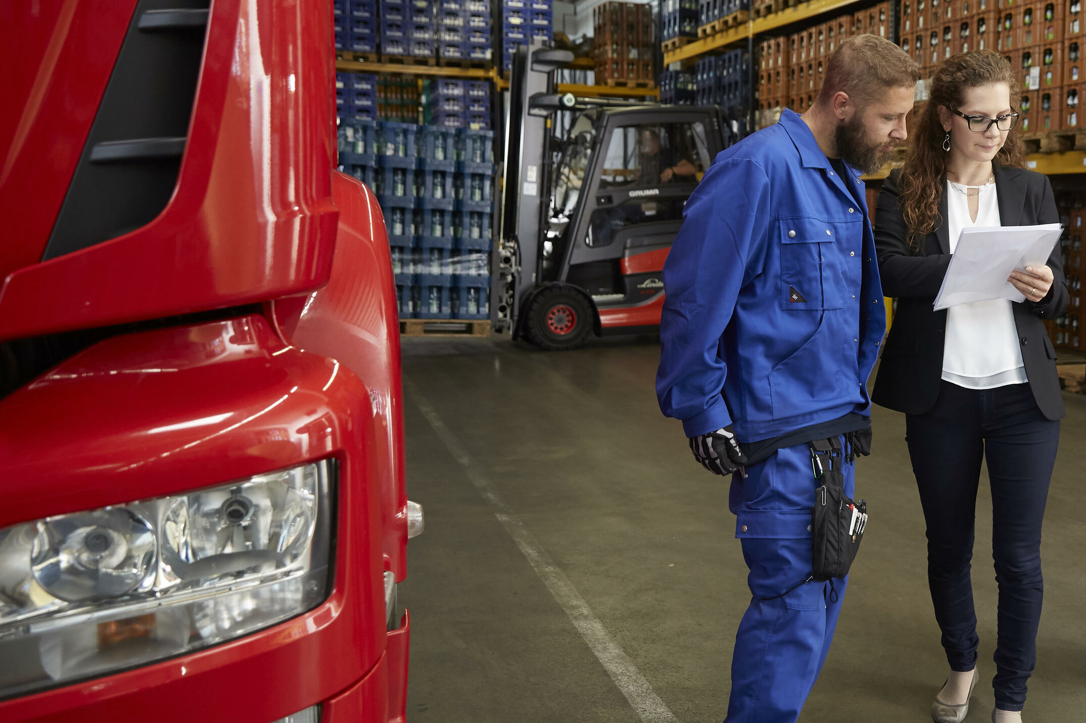 Kontrolle der angelieferten Getränke durch den LKW in der Durchfahrt.