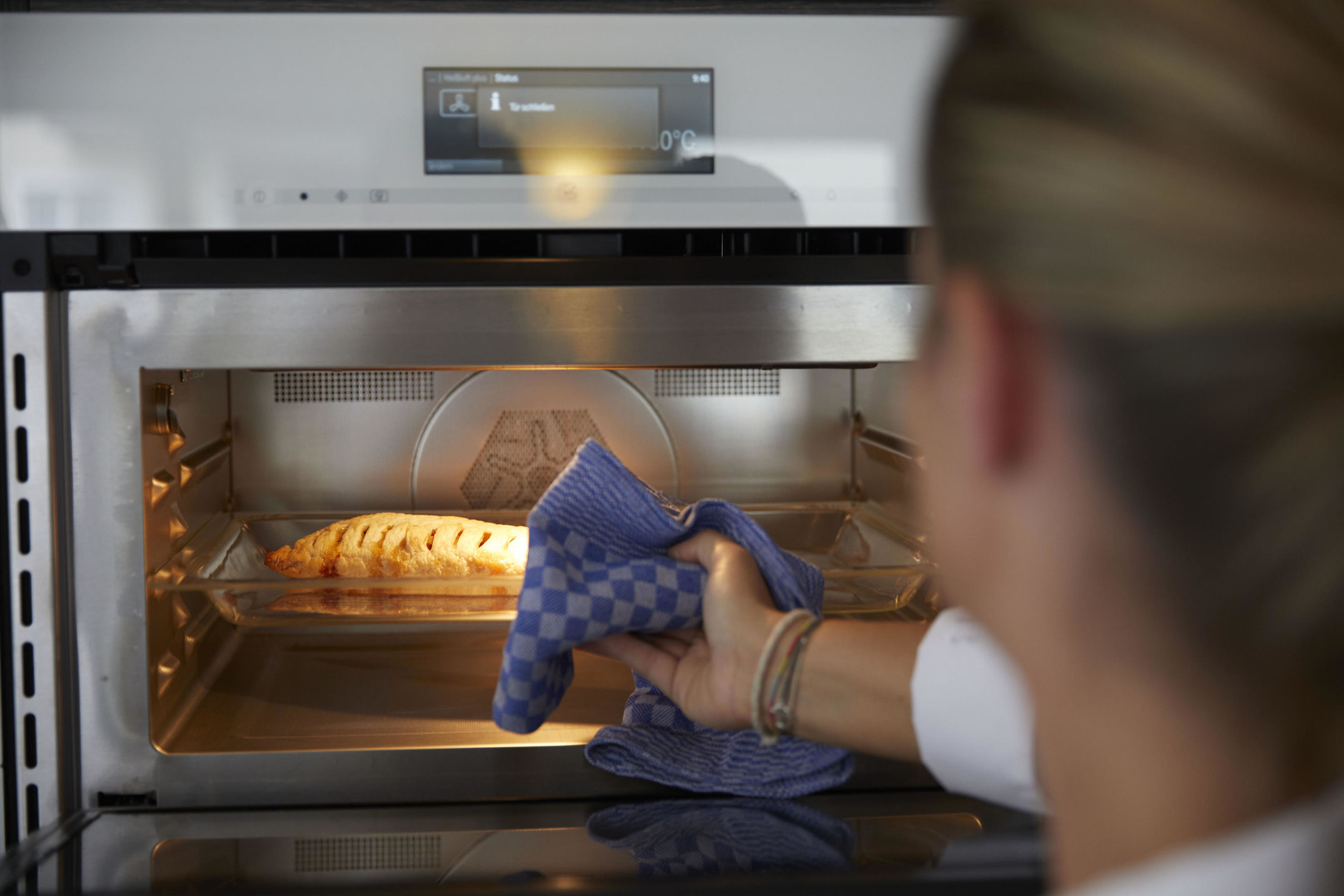 Tafelkünstlerin Andrea Schirmaier-Huber und ihre Bake and Cook Academy für das Miele Magazin.